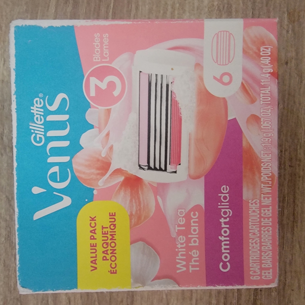 VENUS Pink and White Razor Packaging